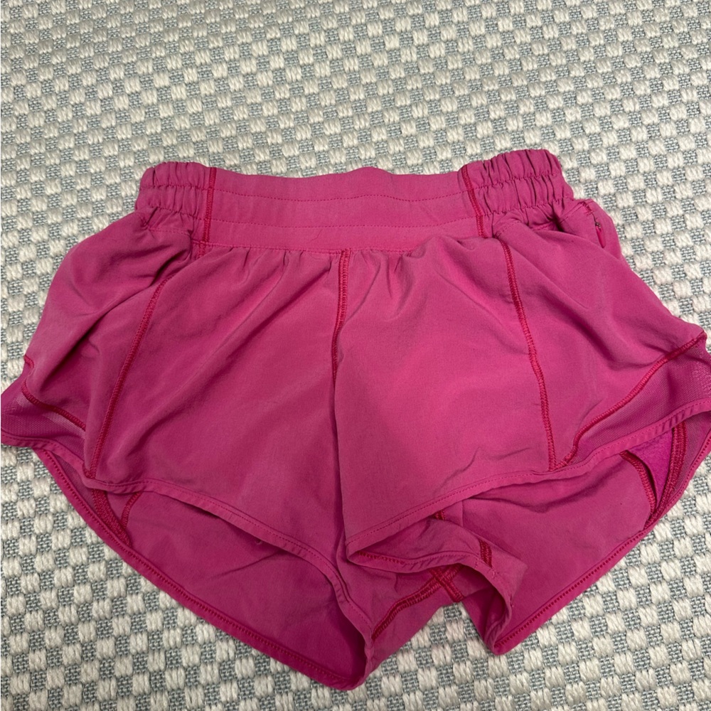 lululemon hotty hot shorts 2.5”